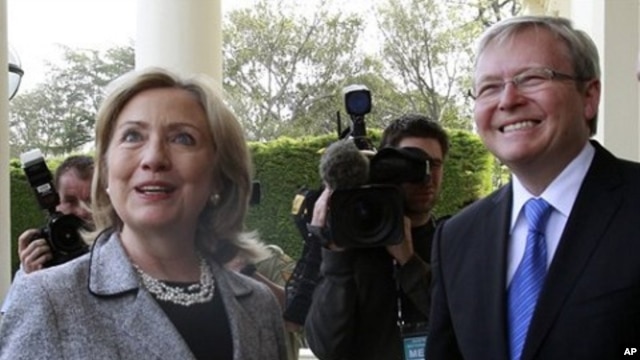 U.S. Secretary of State Hillary Rodham Clinton, left, is greeted by Australia's Foreign Minister Kevin Rudd at Government House in Melbourne, 8 Nov. 2010.
