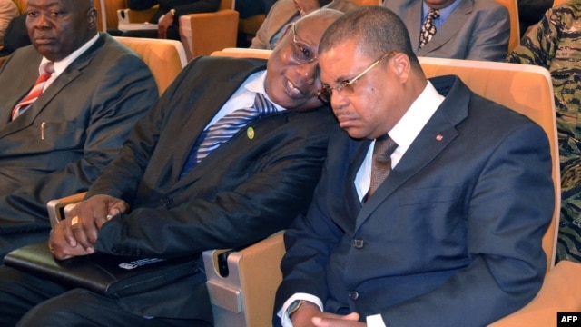 Central Africa's newly appointed Prime Minister Nicolas Tiangaye (R) speaks with KNK party general secretary Louis Oguere Ngaikoumon (L) on January 17, 2013 in Bangui during a ceremony. 