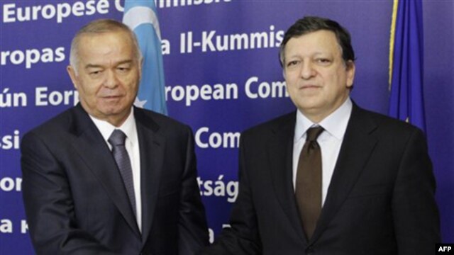 Islom Karimov Yevropa Ittifoqining ijrochi rahbari Joze Manuel Barroso (o'ngda) va NATO Bosh kotibi Anders Fog Rasmussen bilan uchrashar ekan, huquq bo’yicha xalqaro tashkilotlar G’arb hamjamiyatiga O’zbekistonda repressiv siyosat davom etmoqda, erkinlik 
