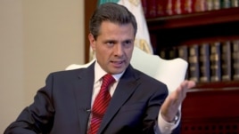 El presidente de México, Enrique Peña Nieto, habla durante una entrevista con The Associated Press, en la residencia de Los Pinos, en México.