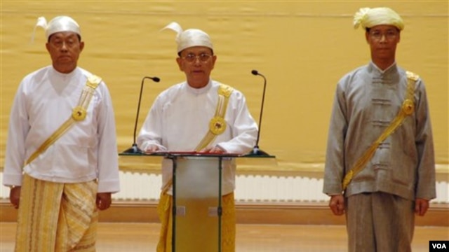 Presiden Thein Sein (tengah) menambah catatan reformasi dengan mengkritik para pejabat era pemerintahan militer Burma (Foto: dok).