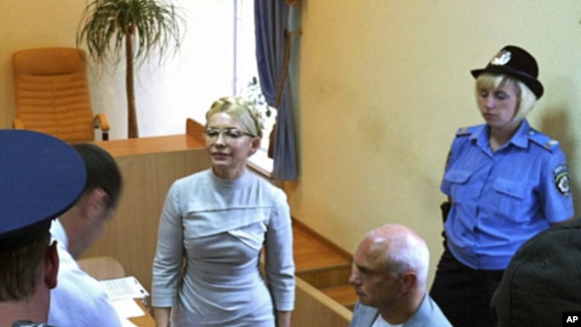 Former Ukrainian Prime Minister Yulia Tymoshenko (C) attends a court hearing at the Pecherskiy District Court in Kiev August 8, 2011