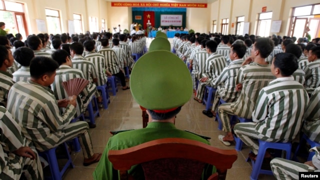 Các tù nhân Việt Nam trước khi được đặc xá hồi năm ngoái.