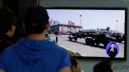 Wananchi wa Korea Kusini wakifuatilia kwenye televisheni ufyatuaji wa makombora uliofanywa na Korea Kaskazini