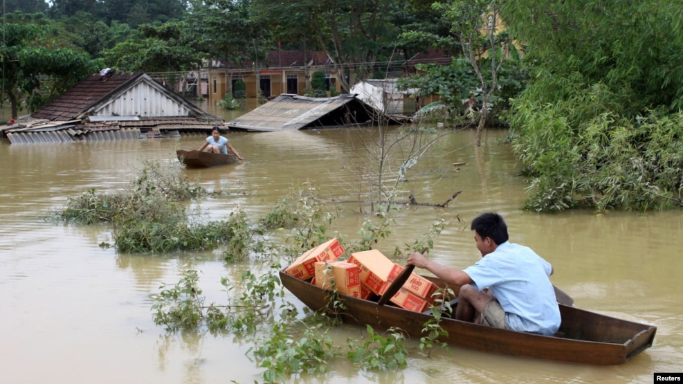 Một người đàn ông chèo thuyền vận chuyển hàng cứu trợ giúp các nạn nhân lũ lụt ở huyện Hương Khê, Hà Tĩnh. (Ảnh tư liệu)