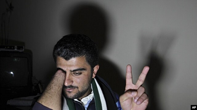 Zaher Al Hariri, speaks to the media in Amman, Jordan, March 15, 2012, describing how his right hand was cut off by Syrian security forces after he went to a state hospital in Syria's Deraa city to receive treatment after a bullet penetrated his fingers w