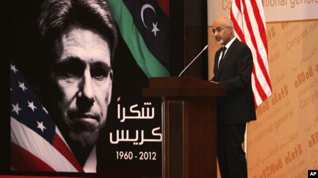 El presidente de Libia Mohamed el-Megarif habla durante el funeral del embajador estadounidense Chris Stevens, en Tripoli, este jueves 20 de septiembre de 2012.