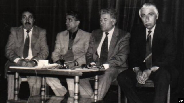 Çar rewşenbîrên girîng yên Kurdên Sovyetê berê bi hevre ne:  Şeref Eşirî, Şakiroyê Mixoyî, Karlînê Çaçanî û Emerîkê Serdar