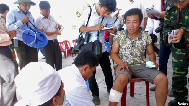Ngư dân Việt Nam bị tàu Trung Quốc đâm chìm gần Hoàng Sa hôm 29/4/2014 được điều trị y tế trên đảo Lý Sơn.