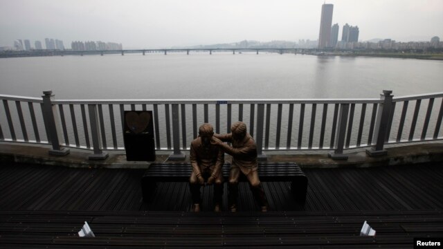 Bức tượng một người đang an ủi một người khác đặt trên Cầu Mapo, trên sông Hàn ở Seoul, Nam Triều Tiên nhằm quảng bá một thông điệp về cuộc sống và niềm hy vọng tại chiếc cầu nổi tiếng với lý do không ai muốn - đó là những người muốn tự tử thích tìm đến đó
