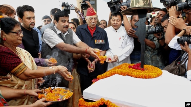 Bharatiya Janata Party  (BJP) President Nitin Gadkari pays homage to martyrs of the 1962 India-China war before that start of a commemorative journey, in Gauhati, India, Oct. 18, 2012.