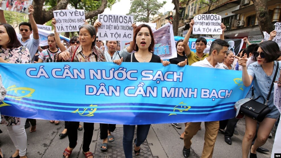 Người dân xuống đường biểu tình tại Hà Nội ngày 1/5 đòi minh bạch thông tin về vụ cá chết hàng loạt ở các tỉnh miền Trung.