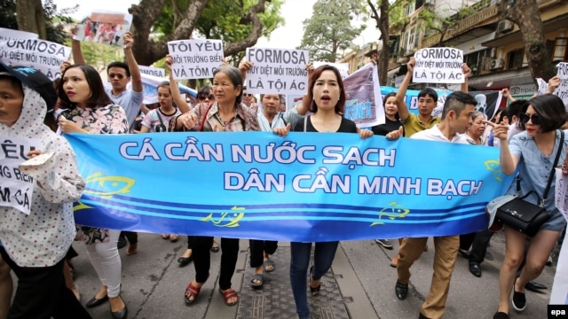 Người dân xuống đường biểu tình ở Hà Nội đòi chính phủ minh bạch thông tin về vụ cá chết hàng loạt ở các tỉnh miền Trung Việt Nam, ngày 1/5/2016.