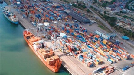 Makontaina kwenye bandari ya Dar es Salaam, Tanzania