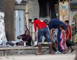Algerian volunteers distribute free food for iftar (breaking fast) to Syrian refugee families who fled the violence in Port Said Square in Algiers, July 30, 2012.