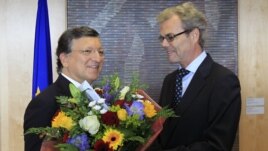 Prezidan Komisyon Ewopeyen an, Jose Manuel Barroso (agoch) ap resevwa yon bouke flè nan men Atle Leikvoll, anbasadè peyi Nòvèj nan Inyon Ewòp la, nan kaye jeneral Inyon an nan Brisèl (12 oktòb 2012.