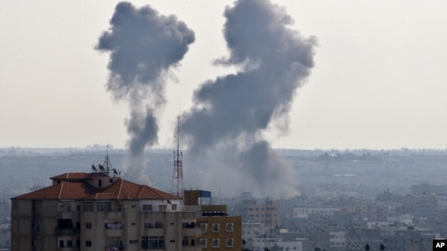 Serangan udara Israel menyebabkan kepulan asap di beberapa kawasan permukiman di Jalur Gaza hari Kamis (15/11).