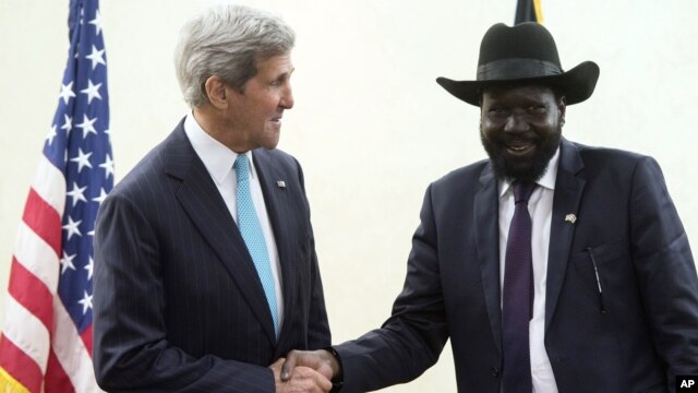 Tổng thống Nam Sudan Salva Kiir (phải) đón tiếp Ngoại trưởng Hoa Kỳ John Kerry tại văn phòng Tổng thống ở Juba, 2/5/14