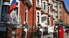 La policía patrulla la embajada de Ecuador en Londres, donde se aloja Julian Assange.