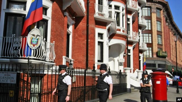 La policía patrulla la embajada de Ecuador en Londres, donde se aloja Julian Assange.
