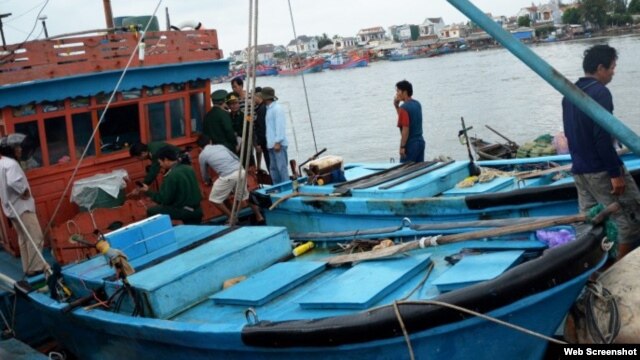 Chiếc tàu chở thi thể nạn nhân bị bắn chết ở biển Đông cập cảng Sa Kỳ ở Quảng Ngãi. (ảnh chụp từ trang petrotimes).
