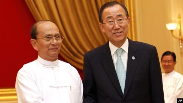 Burma's President Thein Sein (L) and United Nations Secretary General Ban Ki-moon shake hands before their meeting at the Presidential Palace in Naypyitaw, April 30, 2012. 