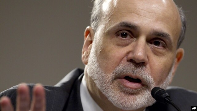 Chủ tịch Fed Ben Bernanke kêu gọi Quốc hội cắt giảm chi tiêu, nhưng với mức độ chậm để tránh gây tổn hại cho tăng trưởng kinh tế