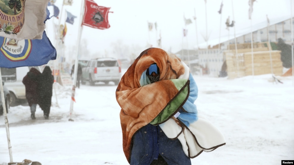 暴风雪使正在北达科他立石印第安保留地营地举行抗议活动的人陷入困境。他们反对政府要在当地修建石油管道的计划。