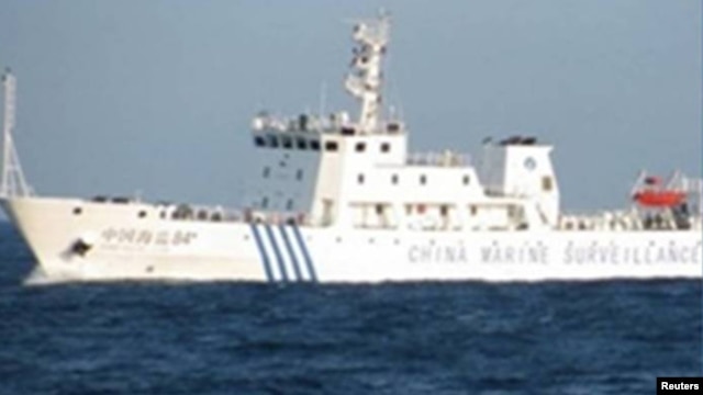 Chinese surveillance ship sails between a Philippine warship and eight Chinese fishing boats to prevent the arrest of any fishermen in the Scarborough Shoal, April 10, 2012.
