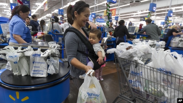 Eva Cevallos dan bayinya, Quinn, belanja untuk Thanksgiving sebelum awal musim belanja akhir tahun, atau Black Friday, dimulai. (Foto: AP)