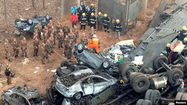 Rescuers look for survivors near the wreckage of vehicles after a expressway bridge partially collapsed on the Lianhuo highway in Mianchi county, Henan province, February 1, 2013.