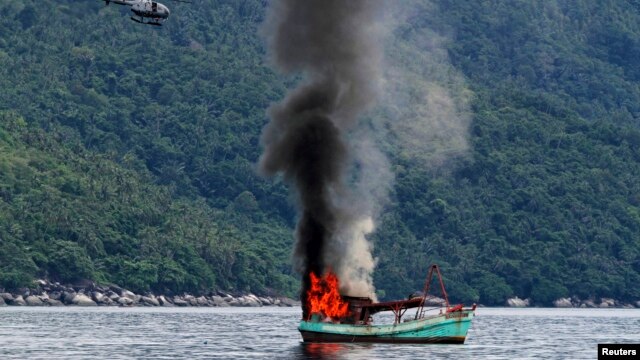 Một chiếc tàu đánh cá không người lái của Việt Nam bị hải quân Indonesia cho nổ tung và đánh chìm ở biển Natuna, Anambas, tỉnh Kepulauan Riau, Indonesia, 5/12/2014.