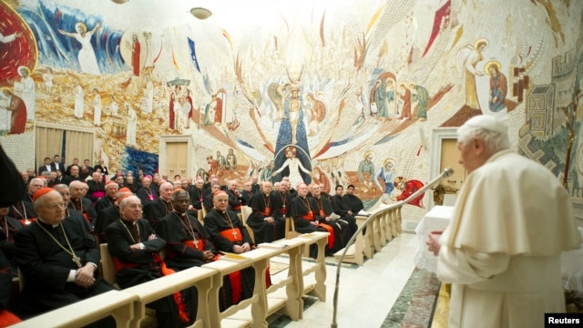 Đức Giáo hoàng Benedicto 16 nói chuyện với các Ðức Hồng y tại Vatican, ngày 23/2/2013. 