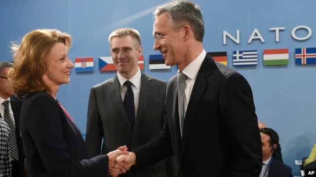 Bộ trưởng Quốc phòng Montenegro Milica Pejanovic-Durisic (trái) chào đón Tổng thư ký NATO Jens Stoltenberg (phải) tại một cuộc họp của Hội đồng Bắc Đại tây dương của NATO, tại Brussels, ngày 02/12/2015.