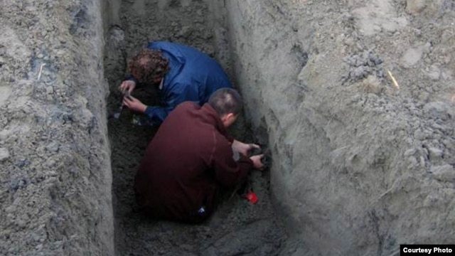 Trenches reveal signs of how the landscape was shaped by rivers, wind and climate. (Peter D. Clift/University of Aberdeen)