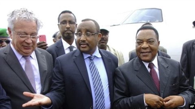 U.N.'s special representative to Somalia Augustine Mahiga (r) is greeted by Somali PM Abdiweli Mohamed Ali (center) as he arrives at the airport in Mogadishu, Somalia, January 24, 2012.
