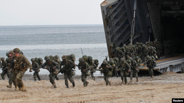 Binh sĩ Thủy Quân Lục Chiến Hoa Kỳ trong một cuộc tập trận đổ bộ trên bờ biển Pohang. Thủy quân lục chiến Mỹ có lực lượng đổ bộ được coi là lớn nhất trên thế giới với khoảng 80.000 binh sĩ.