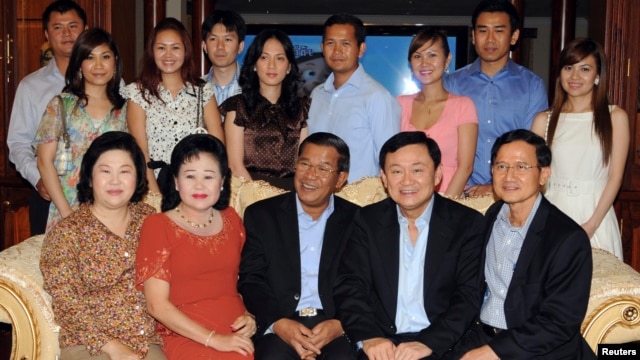 Ousted Thai Prime Minister Thaksin Shinawatra (front 2nd R), former Thai Prime Minister Somchai Wongsawat (front R) and Cambodian Prime Minister Hun Sen (front C) pose with Hun Sen's extended family during their meeting at the latter's house in Phnom Penh November 10, 2009. Hun Sen's family includes (back R-L) Hun Sen's daughter-in-law Chay Lin, Hun Sen's son-in-law Dy Vichea and his wife Hun Mana, Hun Sen's son Hun Manet and his wife (unidentified), Hun Sen's son-in-law Sok Puthivuth and his wife Hun Maly and Hun Sen's son Hun Manith and his wife (unidentified).