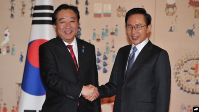 South Korean President Lee Myung-bak (R) shakes hands with Japan's Prime Minister Yoshihiko Noda before their meeting at Blue House in Seoul, South Korea October 19, 2011.