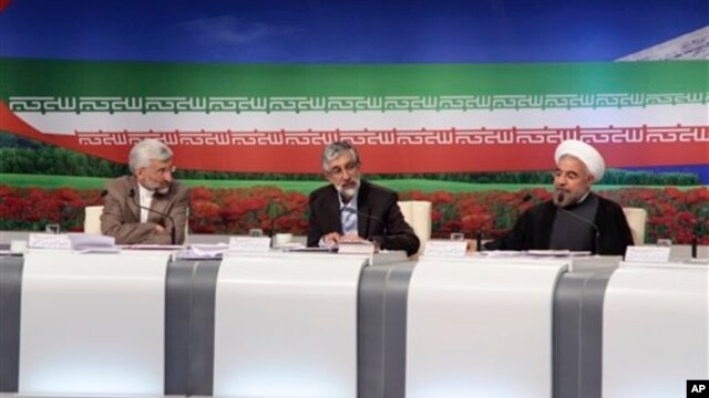 Para kandidat presiden, dari kiri, Saeed Jalili, negosiator utama Iran untuk urusan nuklir, Gholam Ali Haddad Adel, anggota parlemen, dan Hasan Rowhani, mantan negosiator utama nuklir dalam sebuah debat TV, Tehran (17/6).