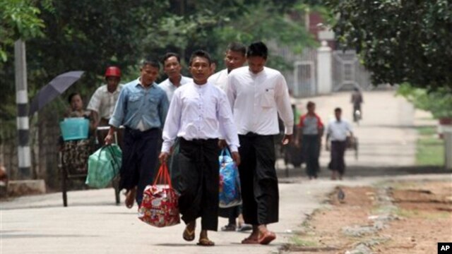 Các tù nhân chính trị được trả tự do hôm thứ Sáu 17/5/13, ở Yangon, Miến Điện