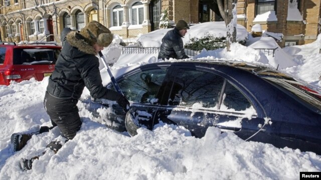 Cư dân đào xe ra khỏi tuyết ở Union City, New Jersey, ngày 24/1/2016.