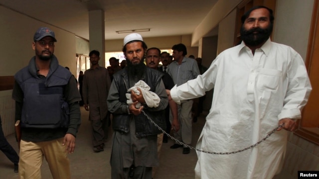 Cảnh sát Pakistan áp tải chỉ huy quân sự hàng đầu của phe Taliban Mullah Abdul Ghani Baradar.