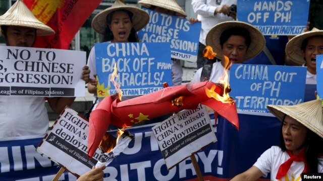 Hội Sinh viên Philippines và Việt Nam tổ chức biểu tình chống Trung Quốc trước lãnh sự quán Trung Quốc ở Makati, ngày 19/2/2016.