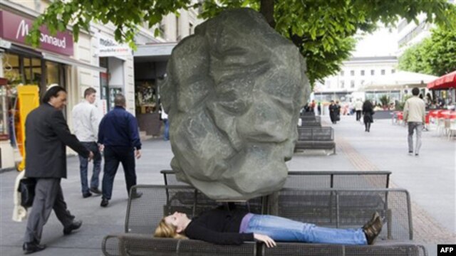 Asthmatics feel like something heavy is on their chest during an attack, as demonstrated in Geneva for World Asthma Day in 2009