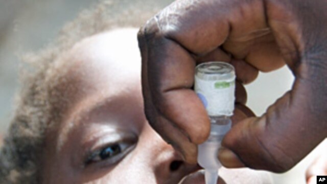Mtoto akipewa chanjo ya Polio