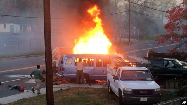 Una van se quema luego de chocar contra otro vehículo en Hyattsville, Maryland. En el accidente murieron cuatro personas. (Steve Ramsey via AP).