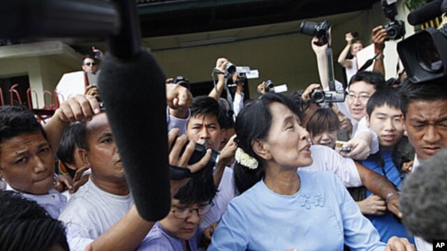 Burmese pro-democracy leader Aung San Suu Kyi is mobbed as she leaves her office in Yangon April 22, 2012.