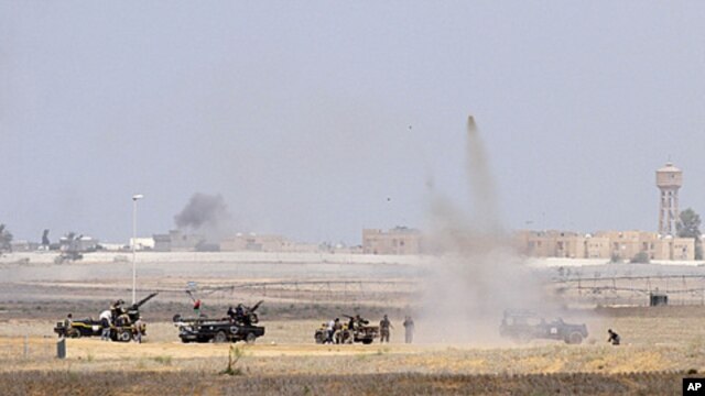 Anti-Gaddafi fighters push forward towards the center of Sirte during heavy fighting, October 1, 2011.