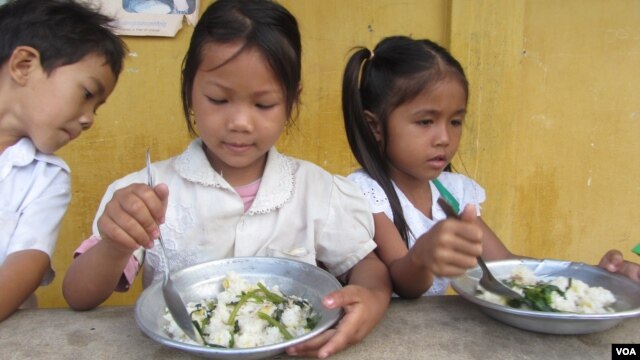 សិស្សានុសិស្ស​នៅ​បឋមសិក្សា​ឥន្ធកុមារ​ដែល​មាន​ចម្ងាយ​ប្រមាណ​ជា​ពីរ​គីឡូម៉ែត្រ​ពី​ទីរួម​ខេត្ត​កំពង់​ធំ កាល​ពី​ថ្ងៃ​ទី​១០ ខែ​មិថុនា ឆ្នាំ​២០១៤។